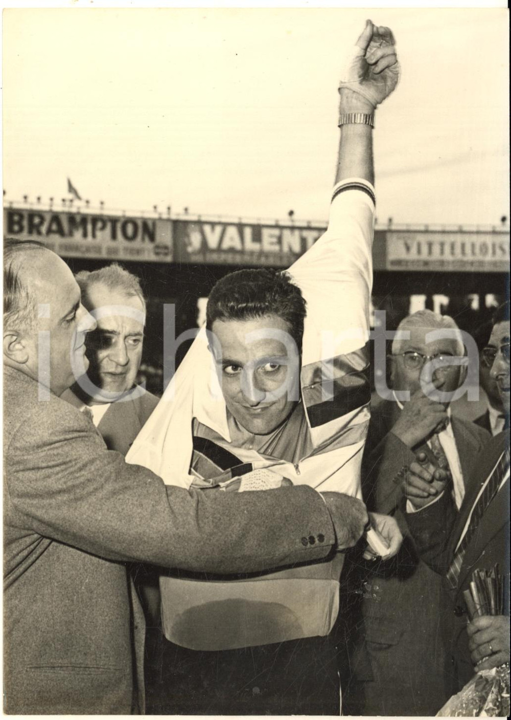 1958 FRANCE CYCLISME Roger RIVIÈRE champion du monde endosse maillot arc-en-ciel