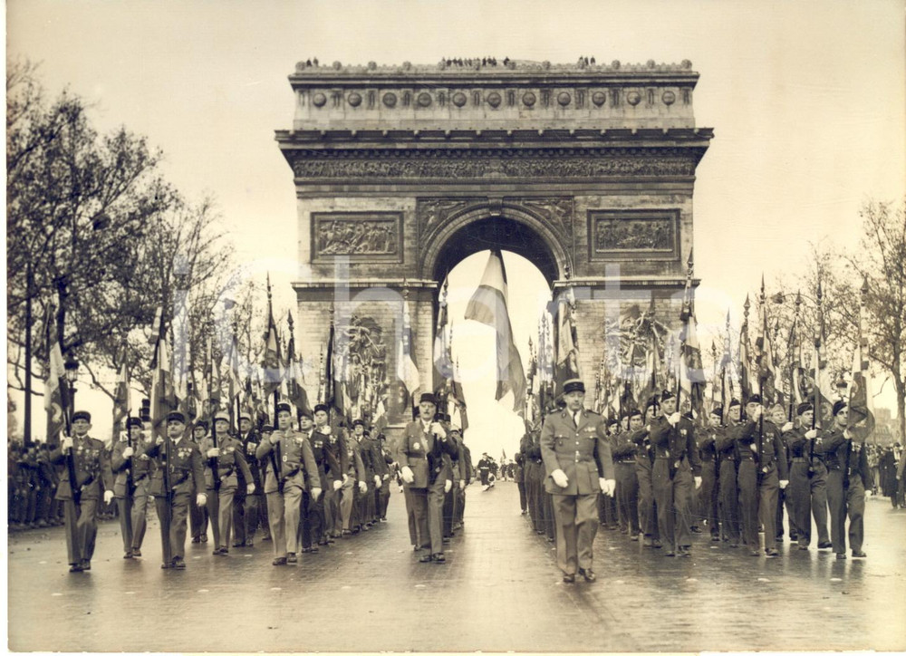 1956 PARIS Cérémonies 11 Novembre - Régiments sur les Champs-Elysées - Photo