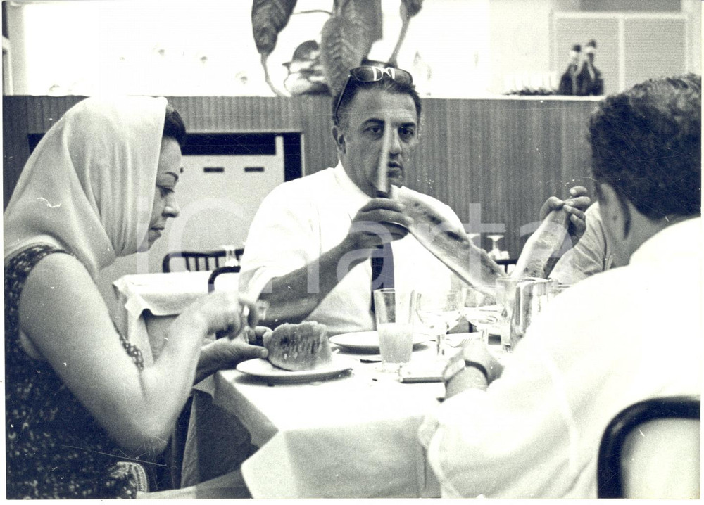 1964 SAN PELLEGRINO TERME Federico FELLINI e Giulietta MASINA mangiano l'anguria
