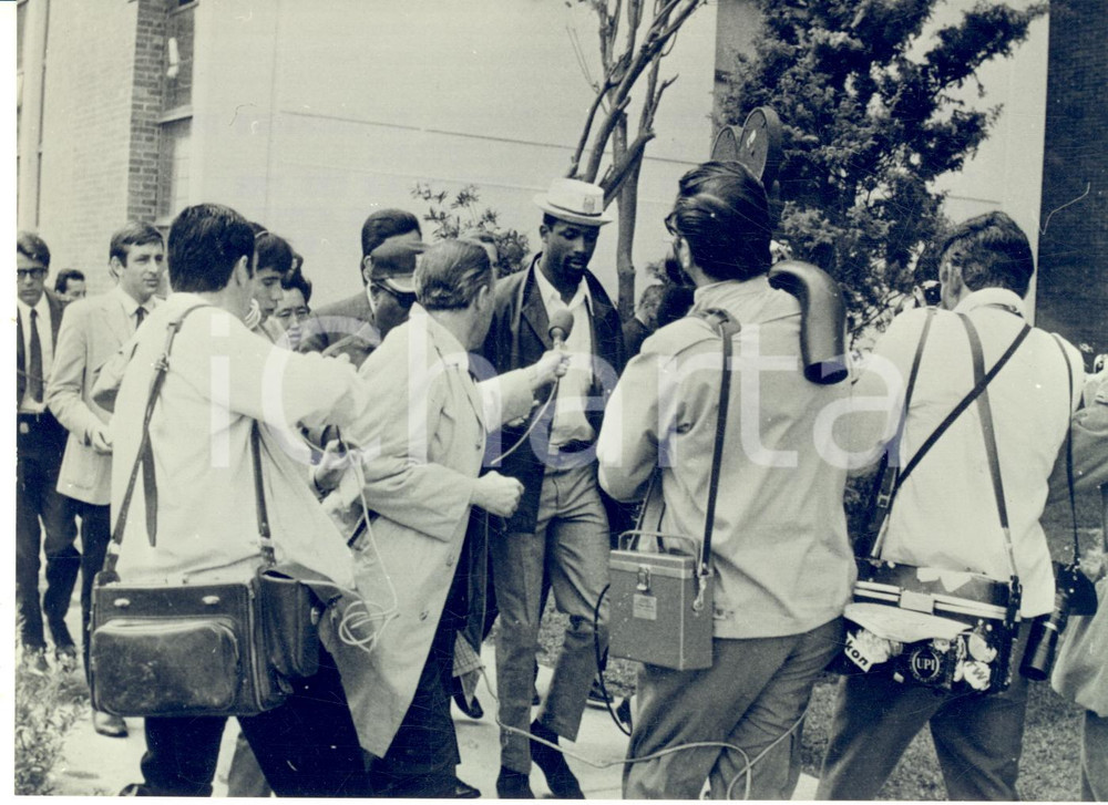 1968 OLIMPIADI CITTÀ DEL MESSICO Atleta John CARLOS dopo l'espulsione - Foto