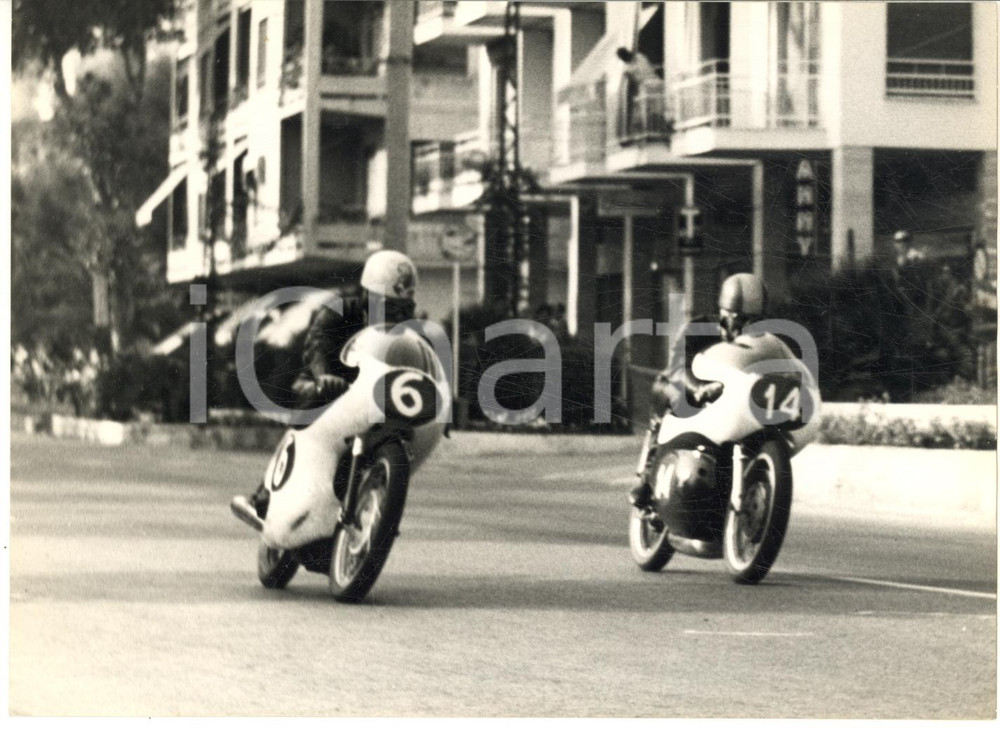 1961 MOTOCICLISMO OSPEDALETTI Tarquinio PROVINI supera Roberto PATRIGNANI - Foto