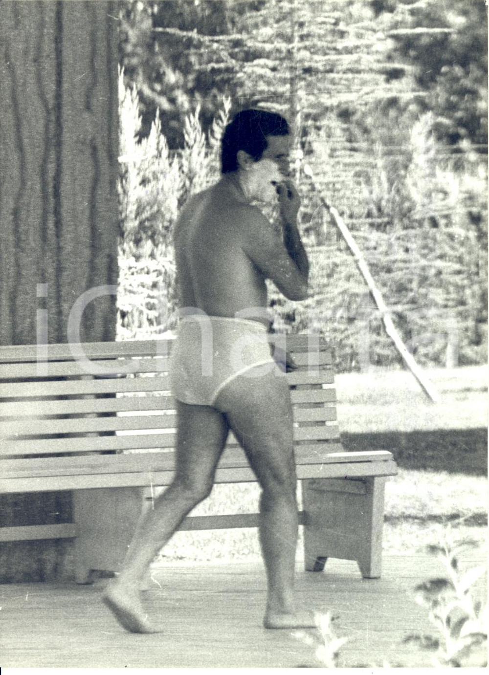 1970 ROMA CALCIO Helenio HERRERA paparazzato mentre si rade la barba - Foto