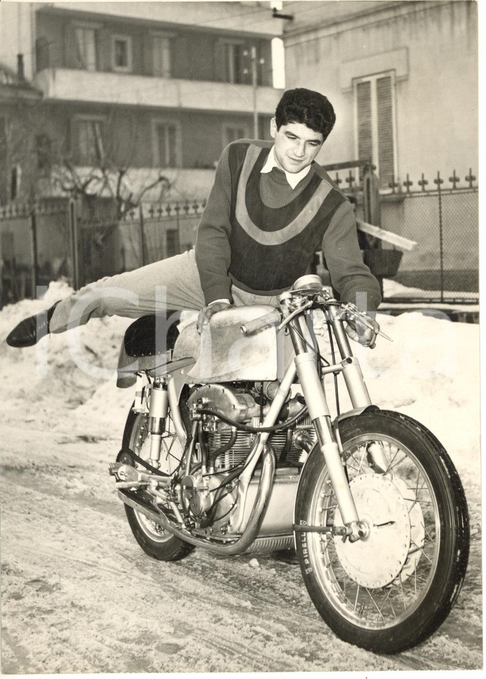 1956 MOTOCICLISMO BOLOGNA Tarquinio PROVINI prova la nuova MONDIAL 250 - Foto