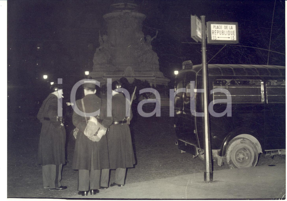 1962 PARIS Place de la République - Gardes interdisent l'accès aux manifestants