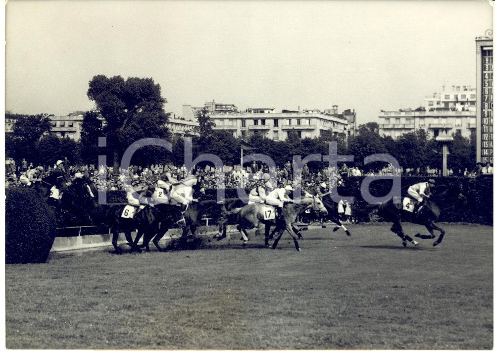 1957 AUTEUIL Grand Steeple Chase - Le saut de la rivière des tribunes - Photo