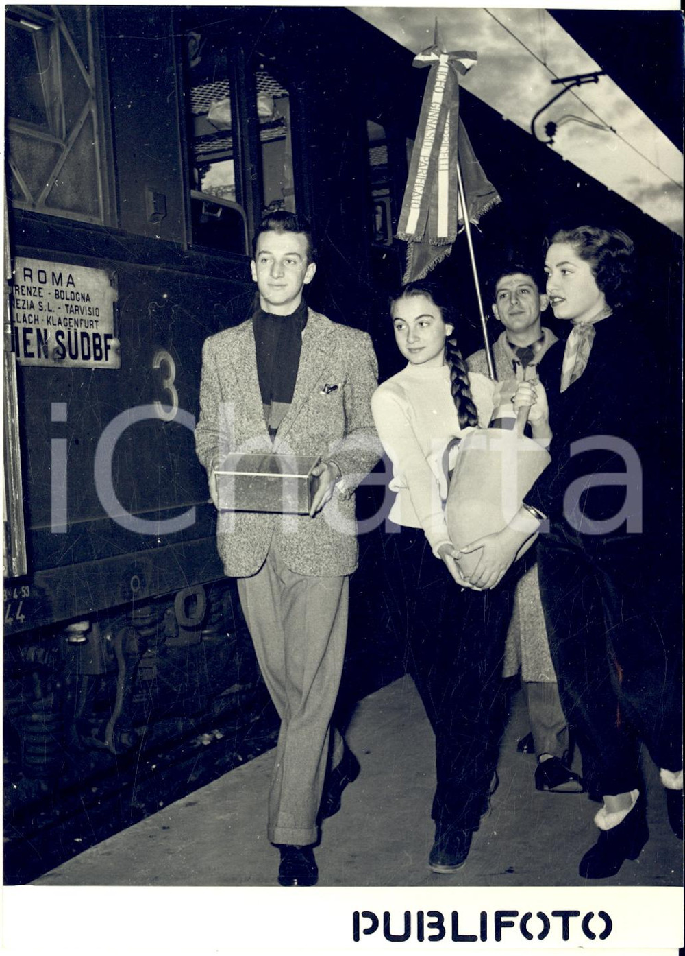 1953 ROMA Partenza studenti liceo "Torricelli" per Vienna con terra catacombe
