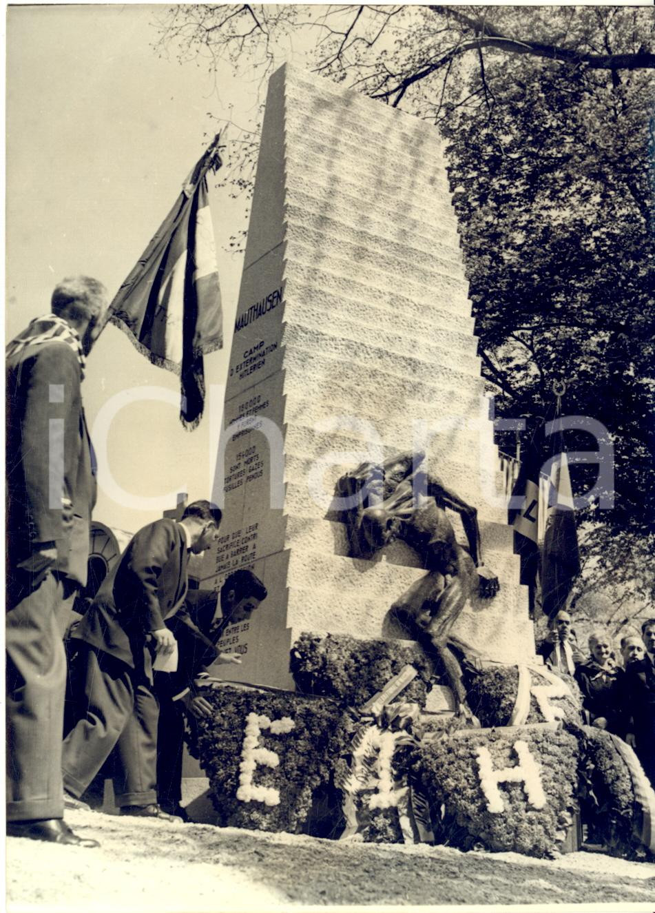 1958 PARIS Cimetière Père Lachaise - Monument aux déportés de Mauthausen - Photo