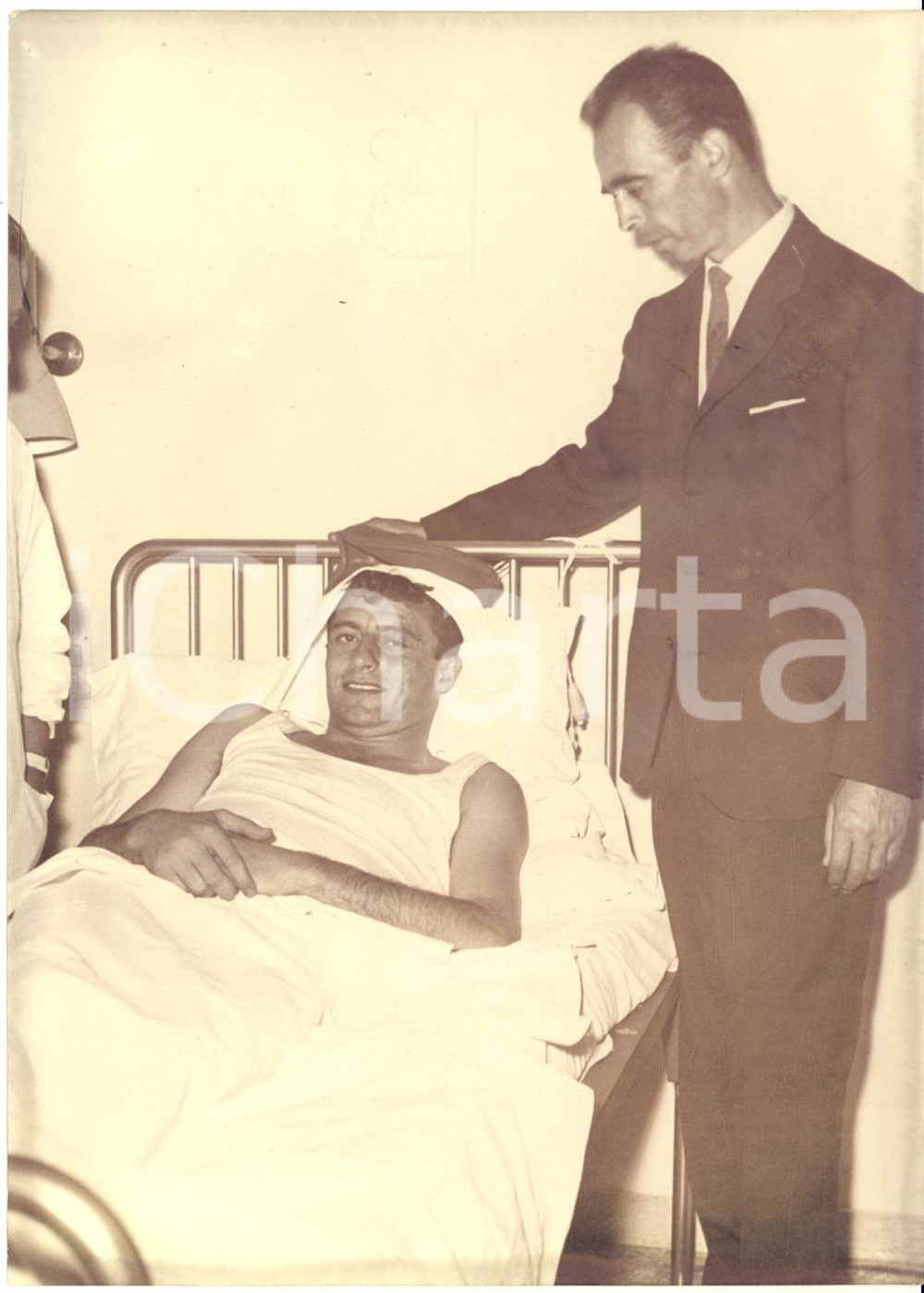 1960 ca s.l. CALCIO Giocatore Aurelio MILANI ricoverati in clinica - Foto 18x13