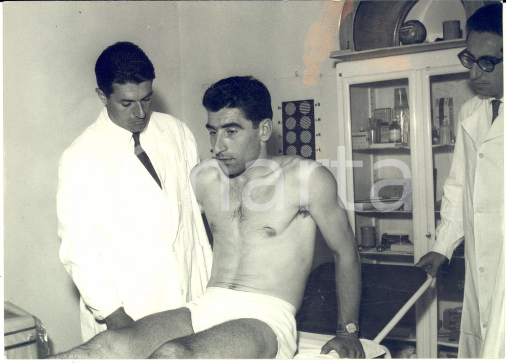 1960 ca s.l. CALCIO Giocatore Sergio BRIGHENTI durante una visita medica - Foto