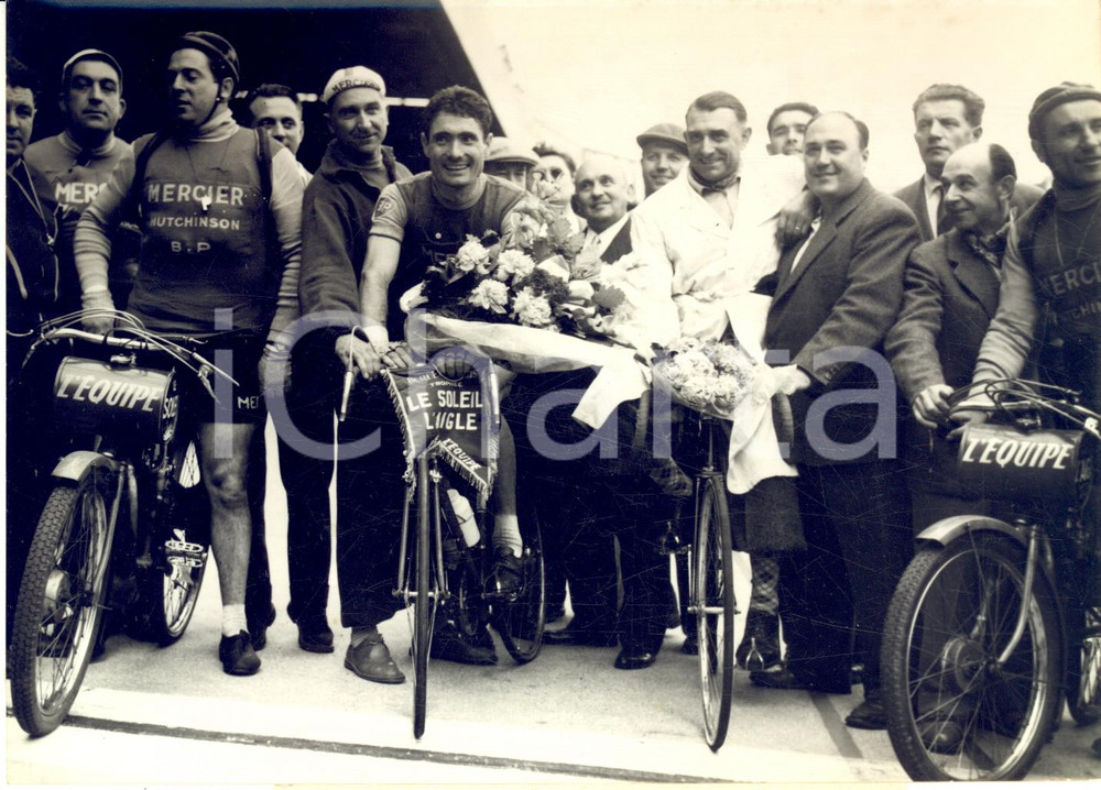 1956 CYCLISME BORDEAUX-PARIS Bernard GAUTHIER effectue le tour d'honneur - Photo