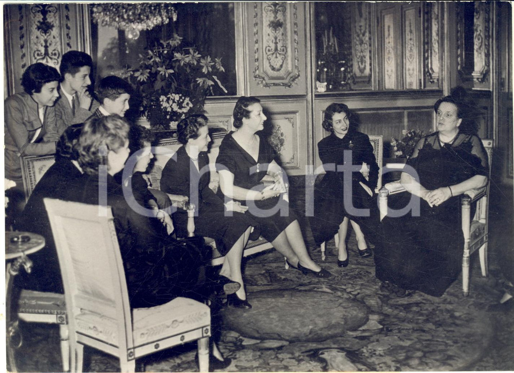 1954 PARIS Germaine COTY à l'Elysée avec la famille AURIOL - Photo 18x13 cm