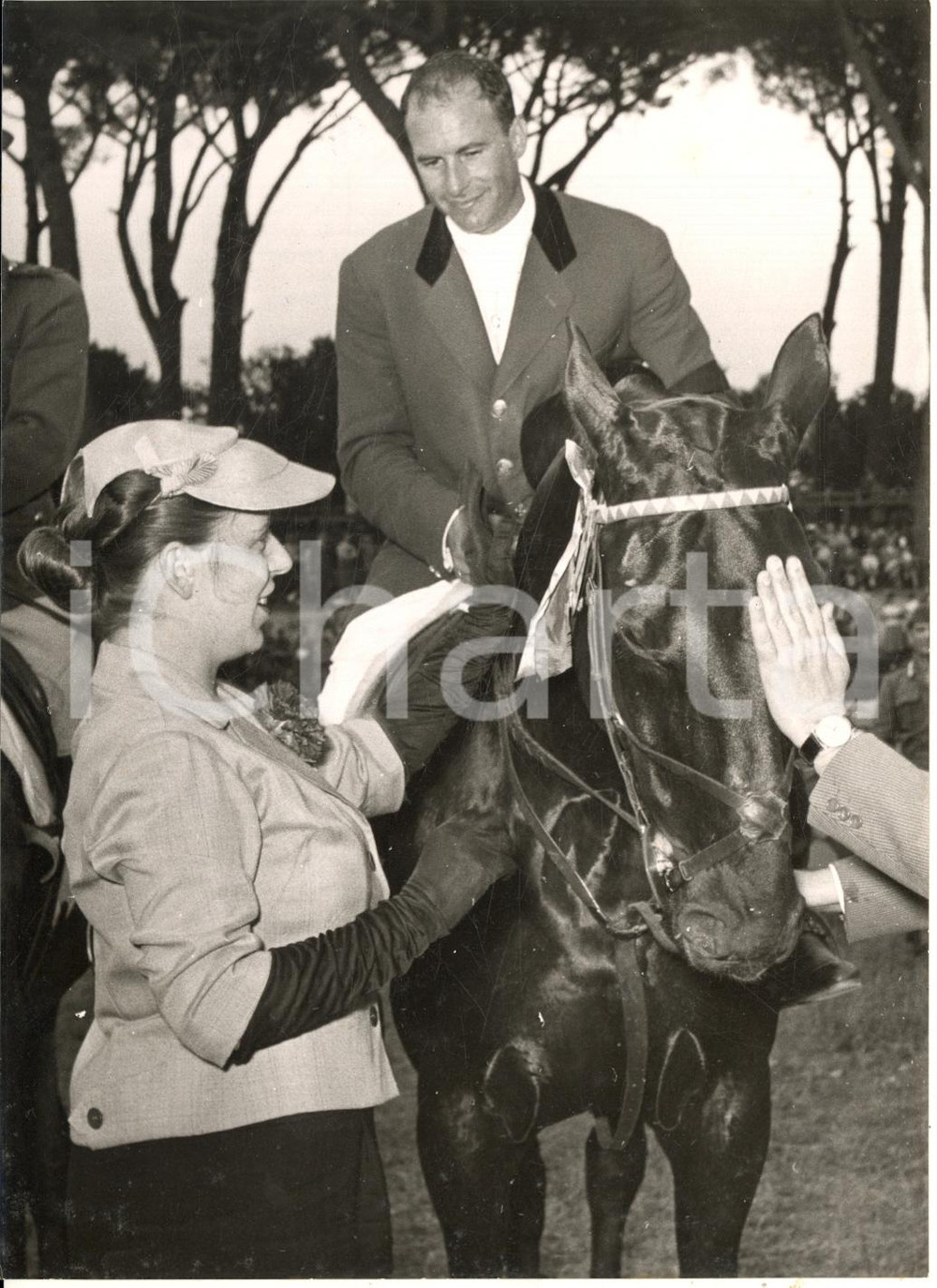 1955 ROMA Concorso Ippico - Premio Piazza di Siena - Concorrente riceve medaglia
