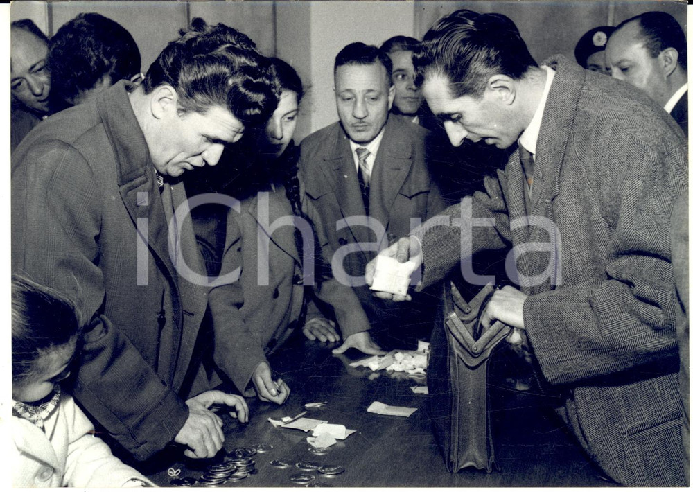 1956 MILANO "Lascia o raddoppia" - Vittorio CIARI incassa i 5 milioni vinti