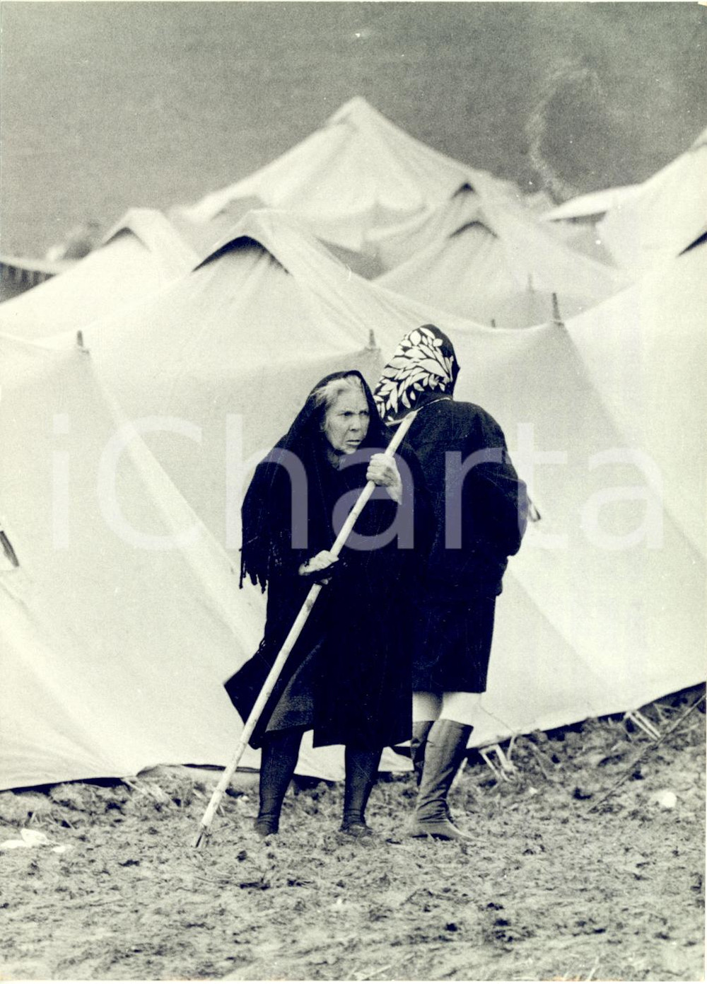 1968 TERREMOTO DEL BELICE Anziane donne nelle tendopoli - Fotografia 13x18 cm