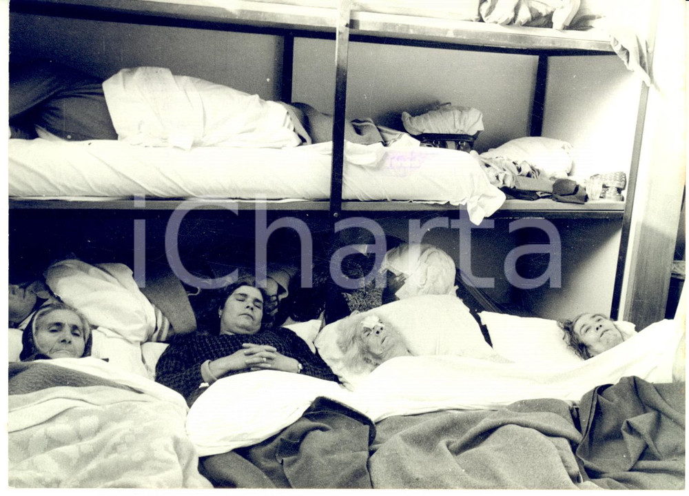 1968 TERREMOTO DEL BELICE Donne in una tendopoli - Fotografia 18x13 cm