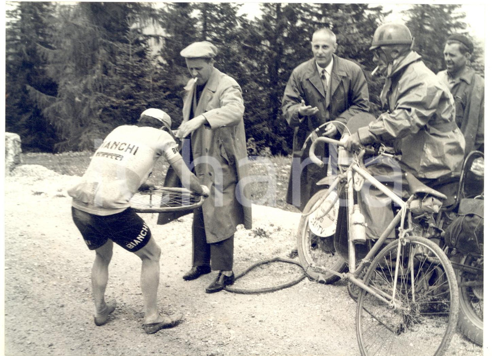 1959 CICLISMO GIRO D'ITALIA 15^ tappa - Foratura di Germano BARALE - Foto 18x13