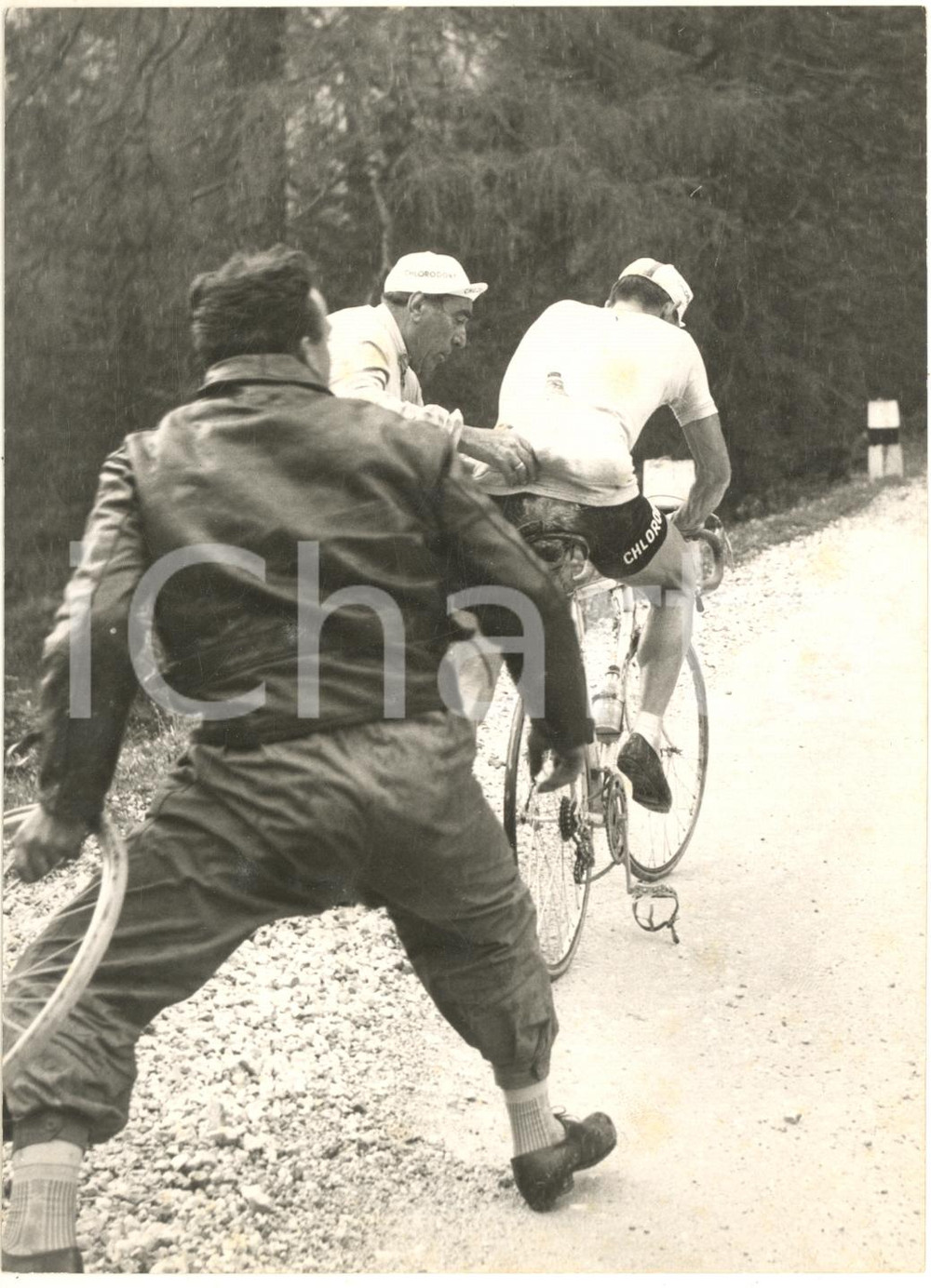 1955 ca CICLISMO GIRO D'ITALIA Gastone NENCINI riparte dopo la foratura - Foto