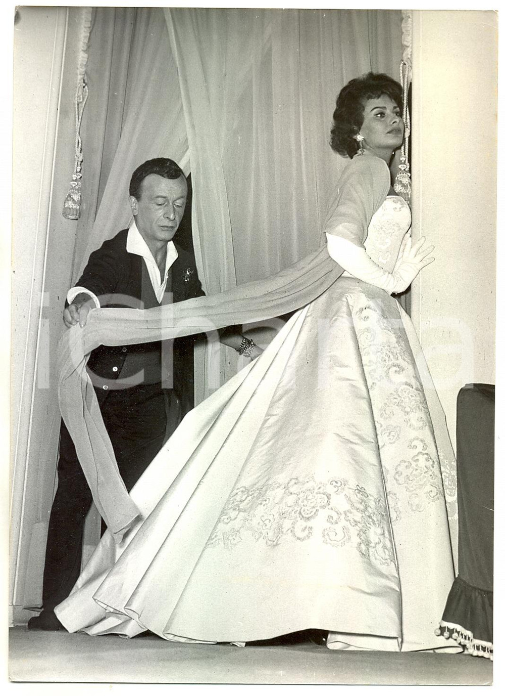 1957 ROMA Sophia LOREN rinnova il guardaroba in una sartoria *Foto 13x18 cm