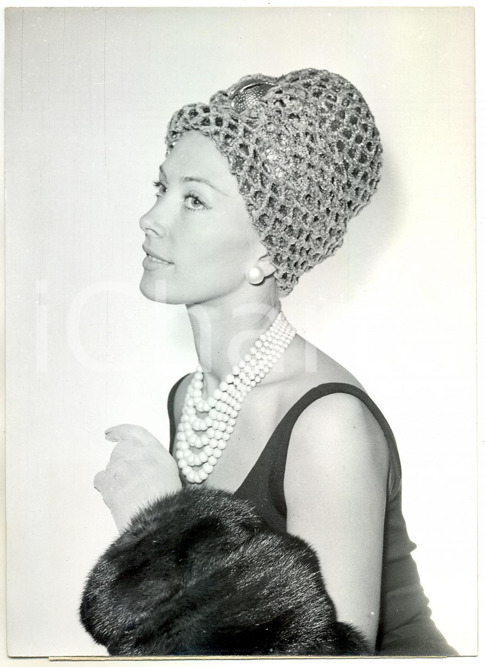 1960 PARIS MODE HIVER Chapeau Jean PATOU  - Mannequin Geneviève - Photo 13x18 cm
