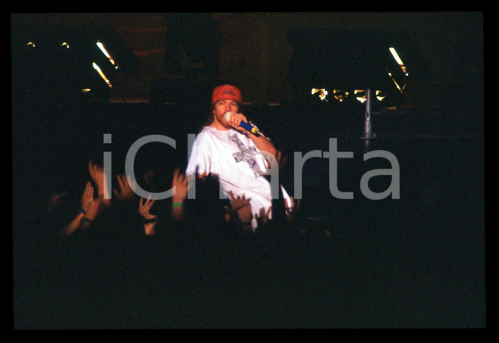 35mm vintage slide * 1990ca ITALIA GUNS N' ROSES Axl ROSE Live in concerto (13)   Diapositiva d'epoca, in formato 35 mm.   CONDIZIONI: GOODE' severamente vietata la riproduzione. Tutti i diritti sono riservati. ICharta mette in vendita, sul negozio eBay e in esclusiva sul sito "icharta" il proprio archivio composto da numerose diapositive e negativi fotografici d'epoca, tutti originali e autentici, che attraversano la storia del costume italiano tra gli la fine degli anni Sessanta e Novanta.Si tratta di uno sguardo inedito sull'attualit&agrave;, la politica, la vita quotidiana, il gossip e la cultura, che fotografa il cambiamento della nazione in quest'ultimo scorcio del XX secolo. Un'occasione unica per il mercato del collezionismo, che vede finalmente disponibile un archivio eccezionale per vastit&agrave;, tematiche e condizioni, in un settore (il negativo fotografico e la diapositiva) di assoluta novit&agrave; e dalle interessanti prospettive di investimento.  originale e autentica 1