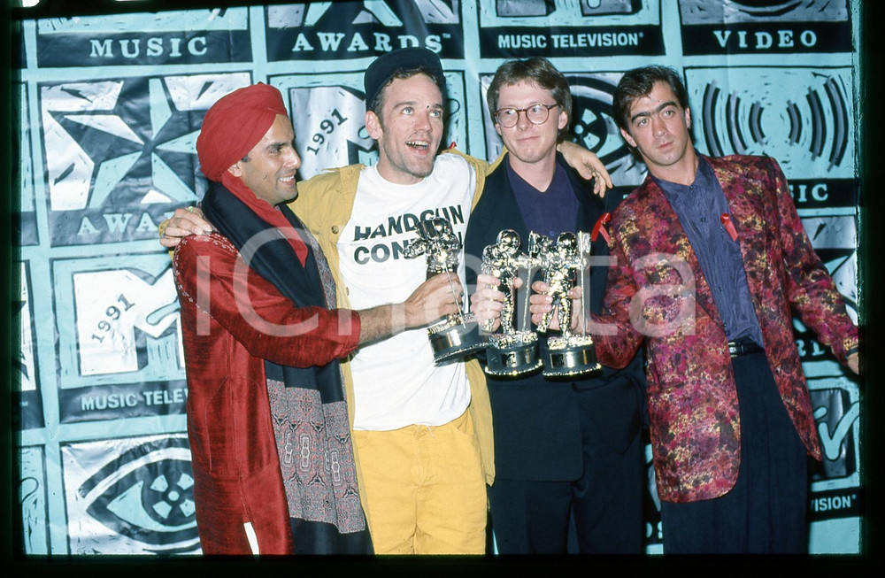 35mm vintage slide*1991 MTV VMA Tarsem SINGH - R.E.M. Michael STIPE Mike MILLS  Diapositiva d'epoca, in formato 35 mm.Nella diapositiva compare inoltre Bill Berry.   CONDIZIONI: GOODE' severamente vietata la riproduzione. Tutti i diritti sono riservati. ICharta mette in vendita, sul negozio eBay e in esclusiva sul sito "icharta" il proprio archivio composto da numerose diapositive e negativi fotografici d'epoca, tutti originali e autentici, che attraversano la storia del costume italiano tra gli la fine degli anni Sessanta e Novanta.Si tratta di uno sguardo inedito sull'attualit&agrave;, la politica, la vita quotidiana, il gossip e la cultura, che fotografa il cambiamento della nazione in quest'ultimo scorcio del XX secolo. Un'occasione unica per il mercato del collezionismo, che vede finalmente disponibile un archivio eccezionale per vastit&agrave;, tematiche e condizioni, in un settore (il negativo fotografico e la diapositiva) di assoluta novit&agrave; e dalle interessanti prospettive di investimento.  originale e autentica 1