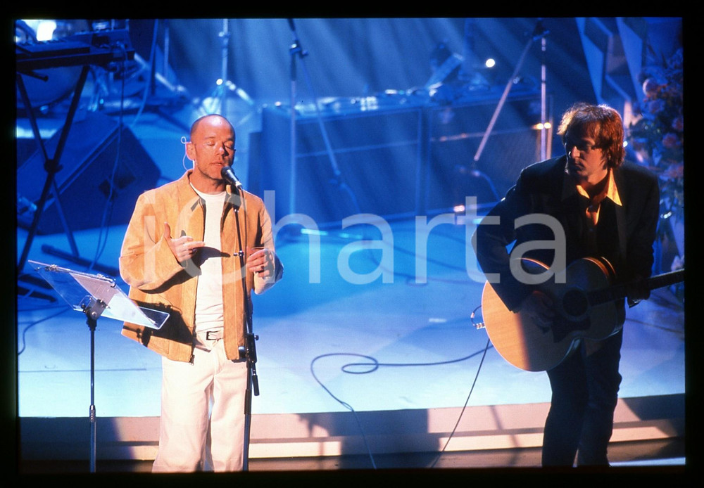 35mm vintage slide* 1999 FESTIVAL DI SANREMO - R.E.M. Michael STIPE Peter BUCK   Diapositiva d'epoca, in formato 35 mm.   CONDIZIONI: GOODE' severamente vietata la riproduzione. Tutti i diritti sono riservati. ICharta mette in vendita, sul negozio eBay e in esclusiva sul sito "icharta" il proprio archivio composto da numerose diapositive e negativi fotografici d'epoca, tutti originali e autentici, che attraversano la storia del costume italiano tra gli la fine degli anni Sessanta e Novanta.Si tratta di uno sguardo inedito sull'attualit&agrave;, la politica, la vita quotidiana, il gossip e la cultura, che fotografa il cambiamento della nazione in quest'ultimo scorcio del XX secolo. Un'occasione unica per il mercato del collezionismo, che vede finalmente disponibile un archivio eccezionale per vastit&agrave;, tematiche e condizioni, in un settore (il negativo fotografico e la diapositiva) di assoluta novit&agrave; e dalle interessanti prospettive di investimento.  originale e autentica 1