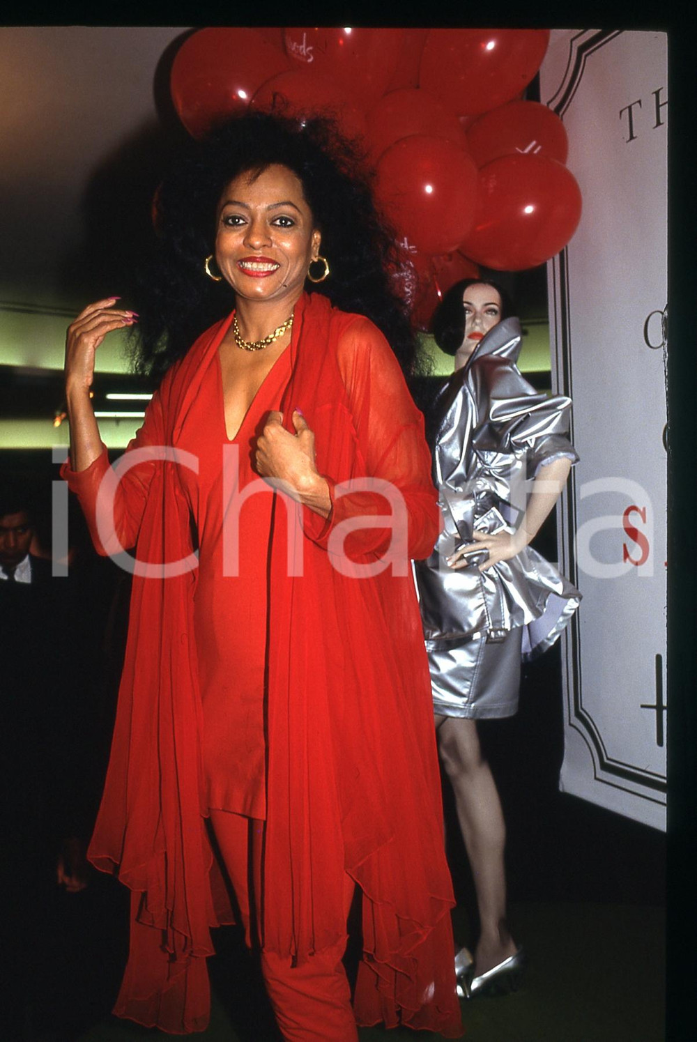 35mm vintage slide* 1992 LONDON Diana ROSS opens HARRODS' sale  Diapositiva d'epoca, in formato 35 mm.  CONDIZIONI: GOOD Tutti i diritti riservati.E' severamente vietata la riproduzione. ICharta mette in vendita, sul negozio eBay e in esclusiva sul sito "icharta" il proprio archivio composto da numerose diapositive e negativi fotografici d'epoca, tutti originali e autentici, che attraversano la storia del costume italiano tra gli la fine degli anni Sessanta e Novanta.Si tratta di uno sguardo inedito sull'attualit&agrave;, la politica, la vita quotidiana, il gossip e la cultura, che fotografa il cambiamento della nazione in quest'ultimo scorcio del XX secolo. Un'occasione unica per il mercato del collezionismo, che vede finalmente disponibile un archivio eccezionale per vastit&agrave;, tematiche e condizioni, in un settore (il negativo fotografico e la diapositiva) di assoluta novit&agrave; e dalle interessanti prospettive di investimento.New layer...  originale e autentica 1