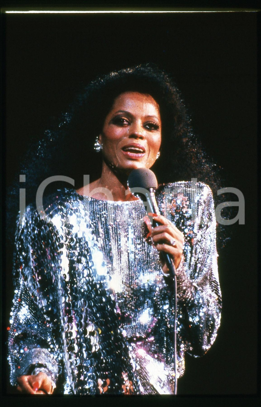 35mm vintage slide* 1990ca MUSICA Diana ROSS in concerto - Ritratto  Diapositiva d'epoca, in formato 35 mm.  CONDIZIONI: GOOD Tutti i diritti riservati.E' severamente vietata la riproduzione. ICharta mette in vendita, sul negozio eBay e in esclusiva sul sito "icharta" il proprio archivio composto da numerose diapositive e negativi fotografici d'epoca, tutti originali e autentici, che attraversano la storia del costume italiano tra gli la fine degli anni Sessanta e Novanta.Si tratta di uno sguardo inedito sull'attualit&agrave;, la politica, la vita quotidiana, il gossip e la cultura, che fotografa il cambiamento della nazione in quest'ultimo scorcio del XX secolo. Un'occasione unica per il mercato del collezionismo, che vede finalmente disponibile un archivio eccezionale per vastit&agrave;, tematiche e condizioni, in un settore (il negativo fotografico e la diapositiva) di assoluta novit&agrave; e dalle interessanti prospettive di investimento.New layer...  originale e autentica 1