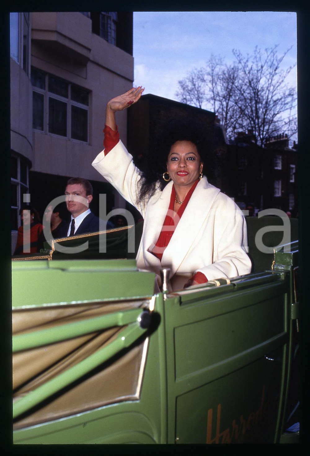 35mm vintage slide* 1992 LONDON Diana ROSS opens HARRODS' sale (3) Fotografata mentre arriva in carrozza. Diapositiva d'epoca, in formato 35 mm.  CONDIZIONI: GOOD Tutti i diritti riservati.E' severamente vietata la riproduzione. ICharta mette in vendita, sul negozio eBay e in esclusiva sul sito "icharta" il proprio archivio composto da numerose diapositive e negativi fotografici d'epoca, tutti originali e autentici, che attraversano la storia del costume italiano tra gli la fine degli anni Sessanta e Novanta.Si tratta di uno sguardo inedito sull'attualit&agrave;, la politica, la vita quotidiana, il gossip e la cultura, che fotografa il cambiamento della nazione in quest'ultimo scorcio del XX secolo. Un'occasione unica per il mercato del collezionismo, che vede finalmente disponibile un archivio eccezionale per vastit&agrave;, tematiche e condizioni, in un settore (il negativo fotografico e la diapositiva) di assoluta novit&agrave; e dalle interessanti prospettive di investimento.New layer...  originale e autentica 1