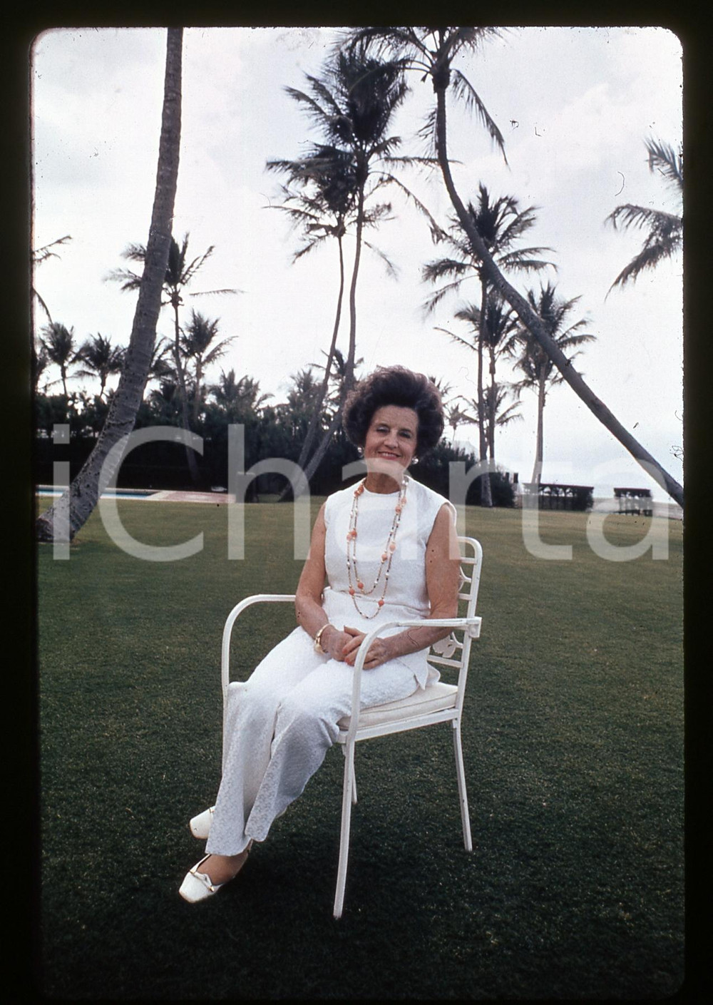 35mm vintage slide * 1972 PALM BEACH FLORIDA U.S. Rose KENNEDY Ritratto Nella fotografia &egrave; ritratta nel parco della villa di famiglia.  Diapositiva d'epoca, in formato 35 mm.   CONDIZIONI: GOODE' severamente vietata la riproduzione. Tutti i diritti sono riservati. ICharta mette in vendita, sul negozio eBay e in esclusiva sul sito "icharta" il proprio archivio composto da numerose diapositive e negativi fotografici d'epoca, tutti originali e autentici, che attraversano la storia del costume italiano tra gli la fine degli anni Sessanta e Novanta.Si tratta di uno sguardo inedito sull'attualit&agrave;, la politica, la vita quotidiana, il gossip e la cultura, che fotografa il cambiamento della nazione in quest'ultimo scorcio del XX secolo. Un'occasione unica per il mercato del collezionismo, che vede finalmente disponibile un archivio eccezionale per vastit&agrave;, tematiche e condizioni, in un settore (il negativo fotografico e la diapositiva) di assoluta novit&agrave; e dalle interessanti prospettive di investimento.  originale e autentica 1