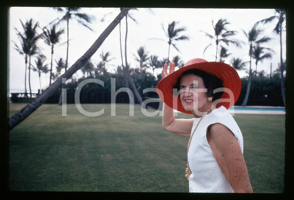 35mm vintage slide * 1972 PALM BEACH FLORIDA U.S. Rose KENNEDY Ritratto (3) Nella fotografia &egrave; ritratta nel parco della villa di famiglia.  Diapositiva d'epoca, in formato 35 mm.   CONDIZIONI: GOODE' severamente vietata la riproduzione. Tutti i diritti sono riservati. ICharta mette in vendita, sul negozio eBay e in esclusiva sul sito "icharta" il proprio archivio composto da numerose diapositive e negativi fotografici d'epoca, tutti originali e autentici, che attraversano la storia del costume italiano tra gli la fine degli anni Sessanta e Novanta.Si tratta di uno sguardo inedito sull'attualit&agrave;, la politica, la vita quotidiana, il gossip e la cultura, che fotografa il cambiamento della nazione in quest'ultimo scorcio del XX secolo. Un'occasione unica per il mercato del collezionismo, che vede finalmente disponibile un archivio eccezionale per vastit&agrave;, tematiche e condizioni, in un settore (il negativo fotografico e la diapositiva) di assoluta novit&agrave; e dalle interessanti prospettive di investimento.  originale e autentica 1