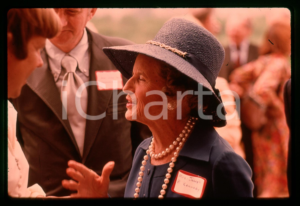 35mm vintage slide * 1975 FLORIDA U.S. Rose KENNEDY conversa con Ron SMITH  Diapositiva d'epoca, in formato 35 mm.   CONDIZIONI: GOODE' severamente vietata la riproduzione. Tutti i diritti sono riservati. ICharta mette in vendita, sul negozio eBay e in esclusiva sul sito "icharta" il proprio archivio composto da numerose diapositive e negativi fotografici d'epoca, tutti originali e autentici, che attraversano la storia del costume italiano tra gli la fine degli anni Sessanta e Novanta.Si tratta di uno sguardo inedito sull'attualit&agrave;, la politica, la vita quotidiana, il gossip e la cultura, che fotografa il cambiamento della nazione in quest'ultimo scorcio del XX secolo. Un'occasione unica per il mercato del collezionismo, che vede finalmente disponibile un archivio eccezionale per vastit&agrave;, tematiche e condizioni, in un settore (il negativo fotografico e la diapositiva) di assoluta novit&agrave; e dalle interessanti prospettive di investimento.  originale e autentica 1