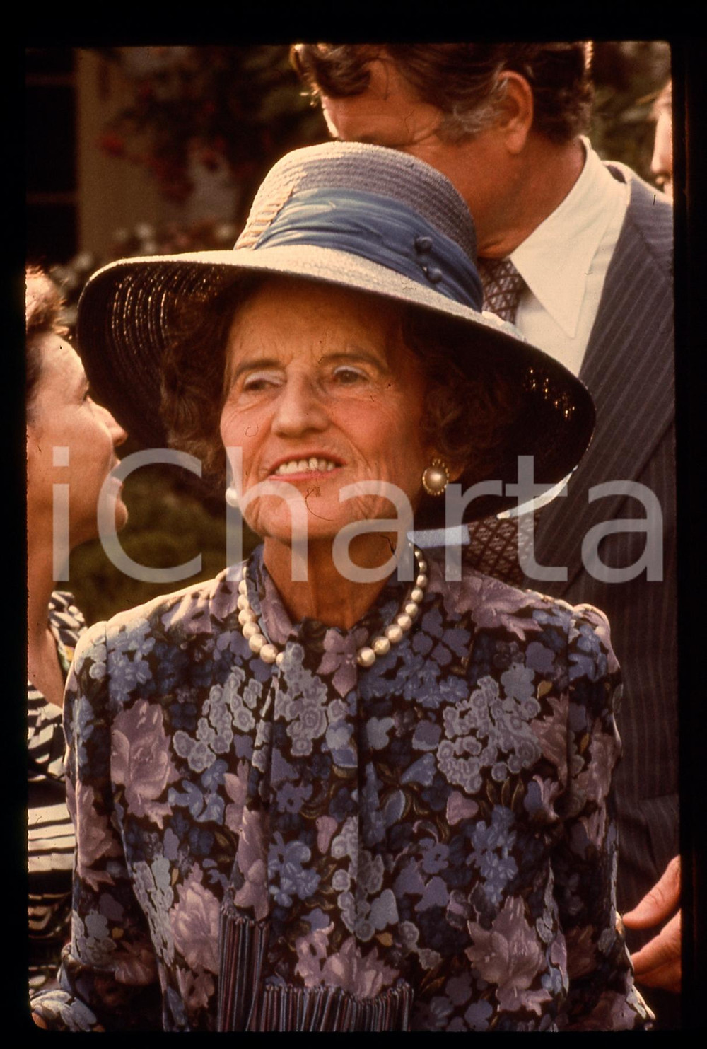 35mm vintage slide * 1980  NEW JORK Rose KENNEDY alle primarie Democratic Party   Diapositiva d'epoca, in formato 35 mm.   CONDIZIONI: GOODE' severamente vietata la riproduzione. Tutti i diritti sono riservati. ICharta mette in vendita, sul negozio eBay e in esclusiva sul sito "icharta" il proprio archivio composto da numerose diapositive e negativi fotografici d'epoca, tutti originali e autentici, che attraversano la storia del costume italiano tra gli la fine degli anni Sessanta e Novanta.Si tratta di uno sguardo inedito sull'attualit&agrave;, la politica, la vita quotidiana, il gossip e la cultura, che fotografa il cambiamento della nazione in quest'ultimo scorcio del XX secolo. Un'occasione unica per il mercato del collezionismo, che vede finalmente disponibile un archivio eccezionale per vastit&agrave;, tematiche e condizioni, in un settore (il negativo fotografico e la diapositiva) di assoluta novit&agrave; e dalle interessanti prospettive di investimento.  originale e autentica 1