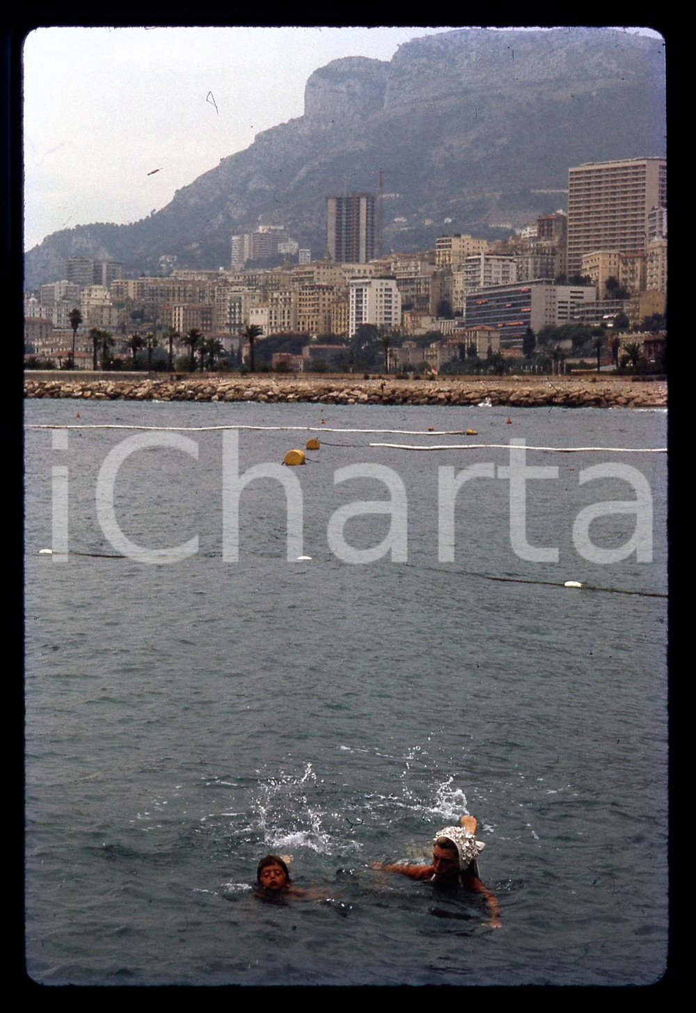 35mm vintage slide * 1969 MONTECARLO Maria SHRIVER Lisa STOLLEY al Beach Club Diapositiva d'epoca, in formato 35 mm.   CONDIZIONI: GOODE' severamente vietata la riproduzione. Tutti i diritti sono riservati. ICharta mette in vendita, sul negozio eBay e in esclusiva sul sito "icharta" il proprio archivio composto da numerose diapositive e negativi fotografici d'epoca, tutti originali e autentici, che attraversano la storia del costume italiano tra gli la fine degli anni Sessanta e Novanta.Si tratta di uno sguardo inedito sull'attualit&agrave;, la politica, la vita quotidiana, il gossip e la cultura, che fotografa il cambiamento della nazione in quest'ultimo scorcio del XX secolo. Un'occasione unica per il mercato del collezionismo, che vede finalmente disponibile un archivio eccezionale per vastit&agrave;, tematiche e condizioni, in un settore (il negativo fotografico e la diapositiva) di assoluta novit&agrave; e dalle interessanti prospettive di investimento.  originale e autentica 1