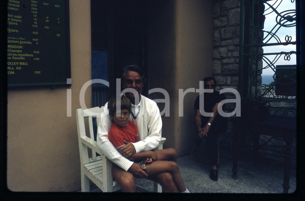 35mm vintage slide * 1969 MONTECARLO Sargent SHRIVER con un figlio al Beach Club Diapositiva d'epoca, in formato 35 mm.   CONDIZIONI: GOODE' severamente vietata la riproduzione. Tutti i diritti sono riservati. ICharta mette in vendita, sul negozio eBay e in esclusiva sul sito "icharta" il proprio archivio composto da numerose diapositive e negativi fotografici d'epoca, tutti originali e autentici, che attraversano la storia del costume italiano tra gli la fine degli anni Sessanta e Novanta.Si tratta di uno sguardo inedito sull'attualit&agrave;, la politica, la vita quotidiana, il gossip e la cultura, che fotografa il cambiamento della nazione in quest'ultimo scorcio del XX secolo. Un'occasione unica per il mercato del collezionismo, che vede finalmente disponibile un archivio eccezionale per vastit&agrave;, tematiche e condizioni, in un settore (il negativo fotografico e la diapositiva) di assoluta novit&agrave; e dalle interessanti prospettive di investimento.  originale e autentica 1