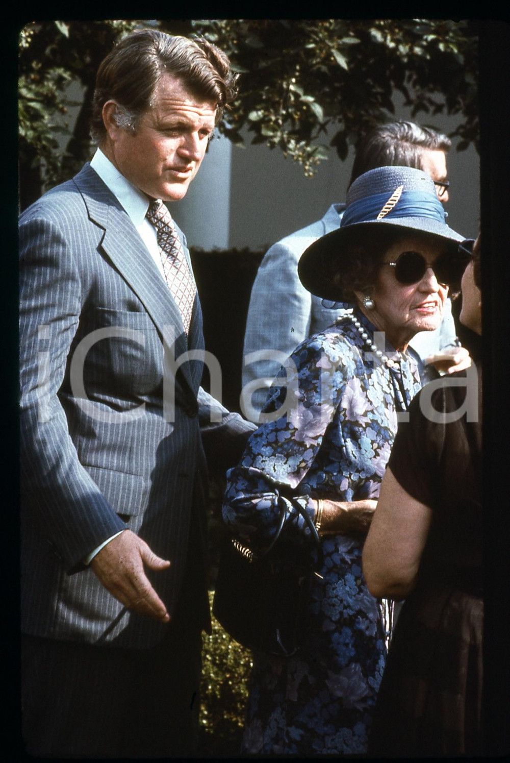 35mm vintage slide * 1980 NEW JORK Rose KENNEDY Edward "Ted" KENNEDY ad un party Fotografia realizzata durante le primarie presidenziali del Partito Democratico. Diapositiva d'epoca, in formato 35 mm.   CONDIZIONI: GOODE' severamente vietata la riproduzione. Tutti i diritti sono riservati. ICharta mette in vendita, sul negozio eBay e in esclusiva sul sito "icharta" il proprio archivio composto da numerose diapositive e negativi fotografici d'epoca, tutti originali e autentici, che attraversano la storia del costume italiano tra gli la fine degli anni Sessanta e Novanta.Si tratta di uno sguardo inedito sull'attualit&agrave;, la politica, la vita quotidiana, il gossip e la cultura, che fotografa il cambiamento della nazione in quest'ultimo scorcio del XX secolo. Un'occasione unica per il mercato del collezionismo, che vede finalmente disponibile un archivio eccezionale per vastit&agrave;, tematiche e condizioni, in un settore (il negativo fotografico e la diapositiva) di assoluta novit&agrave; e dalle interessanti prospettive di investimento.  originale e autentica 1
