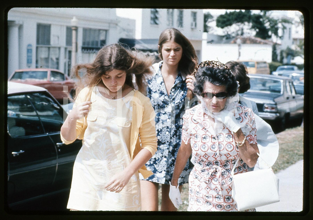 35mm vintage slide *1975ca USA Rose KENNEDY con le nipoti Diapositiva d'epoca, in formato 35 mm.   CONDIZIONI: GOODE' severamente vietata la riproduzione. Tutti i diritti sono riservati. ICharta mette in vendita, sul negozio eBay e in esclusiva sul sito "icharta" il proprio archivio composto da numerose diapositive e negativi fotografici d'epoca, tutti originali e autentici, che attraversano la storia del costume italiano tra gli la fine degli anni Sessanta e Novanta.Si tratta di uno sguardo inedito sull'attualit&agrave;, la politica, la vita quotidiana, il gossip e la cultura, che fotografa il cambiamento della nazione in quest'ultimo scorcio del XX secolo. Un'occasione unica per il mercato del collezionismo, che vede finalmente disponibile un archivio eccezionale per vastit&agrave;, tematiche e condizioni, in un settore (il negativo fotografico e la diapositiva) di assoluta novit&agrave; e dalle interessanti prospettive di investimento.  originale e autentica 1