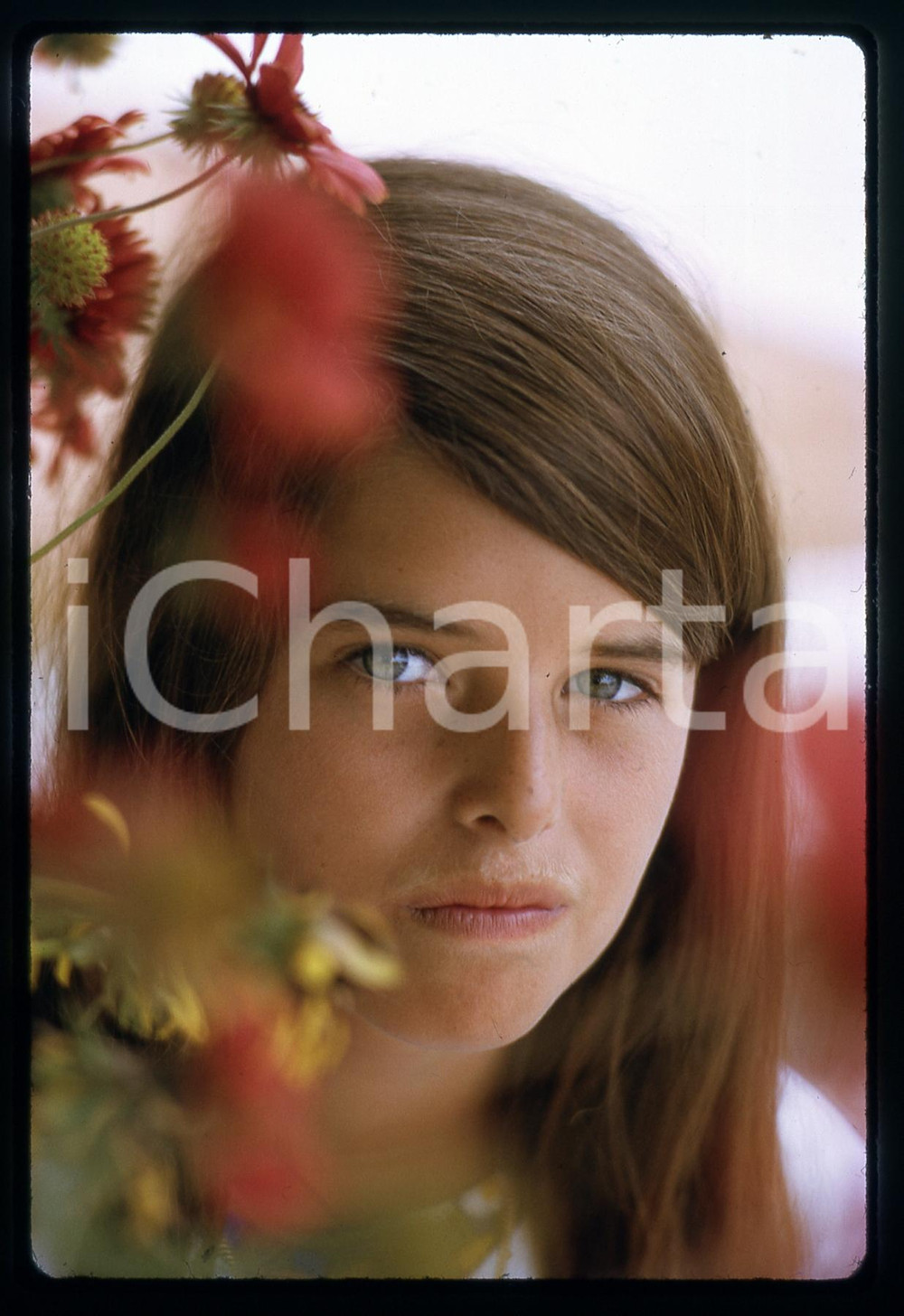 35mm vintage slide * 1969 MONTECARLO Maria SHRIVER Ritratto al Beach Club Diapositiva d'epoca, in formato 35 mm.   CONDIZIONI: GOODE' severamente vietata la riproduzione. Tutti i diritti sono riservati. ICharta mette in vendita, sul negozio eBay e in esclusiva sul sito "icharta" il proprio archivio composto da numerose diapositive e negativi fotografici d'epoca, tutti originali e autentici, che attraversano la storia del costume italiano tra gli la fine degli anni Sessanta e Novanta.Si tratta di uno sguardo inedito sull'attualit&agrave;, la politica, la vita quotidiana, il gossip e la cultura, che fotografa il cambiamento della nazione in quest'ultimo scorcio del XX secolo. Un'occasione unica per il mercato del collezionismo, che vede finalmente disponibile un archivio eccezionale per vastit&agrave;, tematiche e condizioni, in un settore (il negativo fotografico e la diapositiva) di assoluta novit&agrave; e dalle interessanti prospettive di investimento.  originale e autentica 1