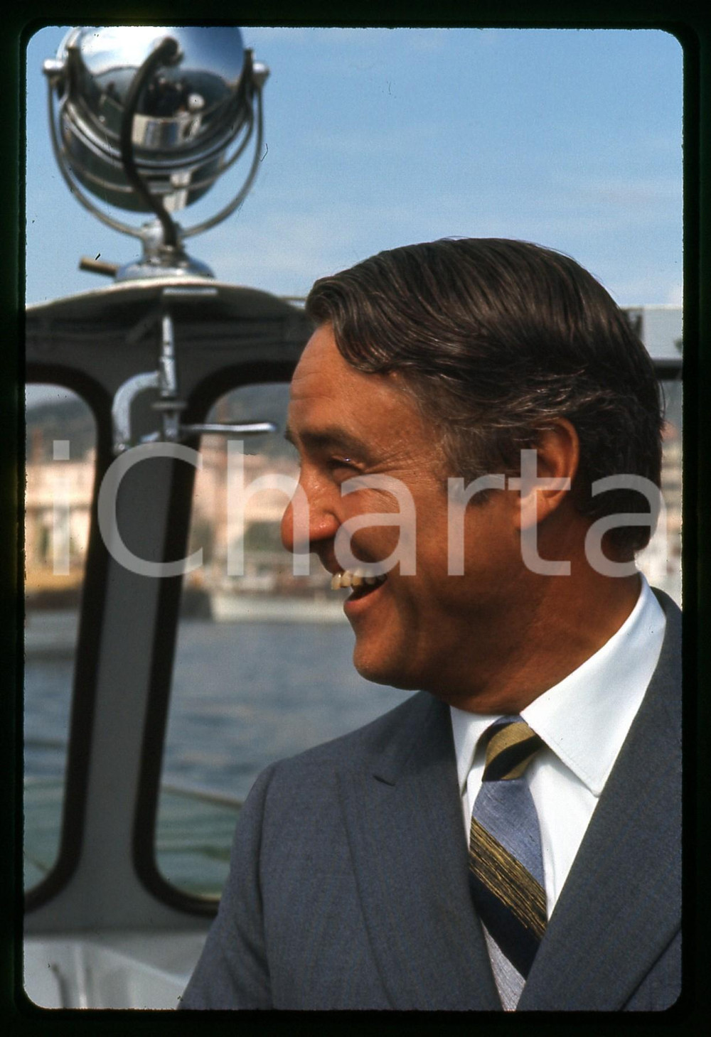 35mm vintage slide * 1969 CANNES HARBOR Sargent SHRIVER on board Diapositiva d'epoca, in formato 35 mm.   CONDIZIONI: GOODE' severamente vietata la riproduzione. Tutti i diritti sono riservati. ICharta mette in vendita, sul negozio eBay e in esclusiva sul sito "icharta" il proprio archivio composto da numerose diapositive e negativi fotografici d'epoca, tutti originali e autentici, che attraversano la storia del costume italiano tra gli la fine degli anni Sessanta e Novanta.Si tratta di uno sguardo inedito sull'attualit&agrave;, la politica, la vita quotidiana, il gossip e la cultura, che fotografa il cambiamento della nazione in quest'ultimo scorcio del XX secolo. Un'occasione unica per il mercato del collezionismo, che vede finalmente disponibile un archivio eccezionale per vastit&agrave;, tematiche e condizioni, in un settore (il negativo fotografico e la diapositiva) di assoluta novit&agrave; e dalle interessanti prospettive di investimento.  originale e autentica 1