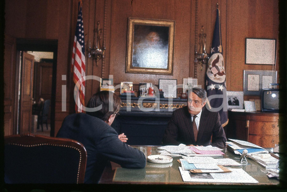 35mm vintage slide * 1969 PARIS Sargent SHRIVER in American Embassy office Diapositiva d'epoca, in formato 35 mm.   CONDIZIONI: GOODE' severamente vietata la riproduzione. Tutti i diritti sono riservati. ICharta mette in vendita, sul negozio eBay e in esclusiva sul sito "icharta" il proprio archivio composto da numerose diapositive e negativi fotografici d'epoca, tutti originali e autentici, che attraversano la storia del costume italiano tra gli la fine degli anni Sessanta e Novanta.Si tratta di uno sguardo inedito sull'attualit&agrave;, la politica, la vita quotidiana, il gossip e la cultura, che fotografa il cambiamento della nazione in quest'ultimo scorcio del XX secolo. Un'occasione unica per il mercato del collezionismo, che vede finalmente disponibile un archivio eccezionale per vastit&agrave;, tematiche e condizioni, in un settore (il negativo fotografico e la diapositiva) di assoluta novit&agrave; e dalle interessanti prospettive di investimento.  originale e autentica 1