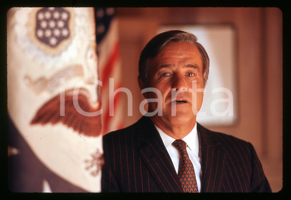 35mm vintage slide * 1969 PARIS Sargent SHRIVER in American Embassy office (1) Diapositiva d'epoca, in formato 35 mm.   CONDIZIONI: GOODE' severamente vietata la riproduzione. Tutti i diritti sono riservati. ICharta mette in vendita, sul negozio eBay e in esclusiva sul sito "icharta" il proprio archivio composto da numerose diapositive e negativi fotografici d'epoca, tutti originali e autentici, che attraversano la storia del costume italiano tra gli la fine degli anni Sessanta e Novanta.Si tratta di uno sguardo inedito sull'attualit&agrave;, la politica, la vita quotidiana, il gossip e la cultura, che fotografa il cambiamento della nazione in quest'ultimo scorcio del XX secolo. Un'occasione unica per il mercato del collezionismo, che vede finalmente disponibile un archivio eccezionale per vastit&agrave;, tematiche e condizioni, in un settore (il negativo fotografico e la diapositiva) di assoluta novit&agrave; e dalle interessanti prospettive di investimento.  originale e autentica 1