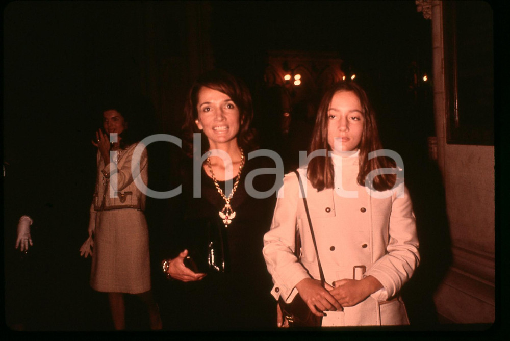 35mm vintage slide * 1970ca UNITED STATES Lee RADZIWILL BOUVIER con la figlia Diapositiva d'epoca, in formato 35 mm.   CONDIZIONI: GOODE' severamente vietata la riproduzione. Tutti i diritti sono riservati. ICharta mette in vendita, sul negozio eBay e in esclusiva sul sito "icharta" il proprio archivio composto da numerose diapositive e negativi fotografici d'epoca, tutti originali e autentici, che attraversano la storia del costume italiano tra gli la fine degli anni Sessanta e Novanta.Si tratta di uno sguardo inedito sull'attualit&agrave;, la politica, la vita quotidiana, il gossip e la cultura, che fotografa il cambiamento della nazione in quest'ultimo scorcio del XX secolo. Un'occasione unica per il mercato del collezionismo, che vede finalmente disponibile un archivio eccezionale per vastit&agrave;, tematiche e condizioni, in un settore (il negativo fotografico e la diapositiva) di assoluta novit&agrave; e dalle interessanti prospettive di investimento.  originale e autentica 1