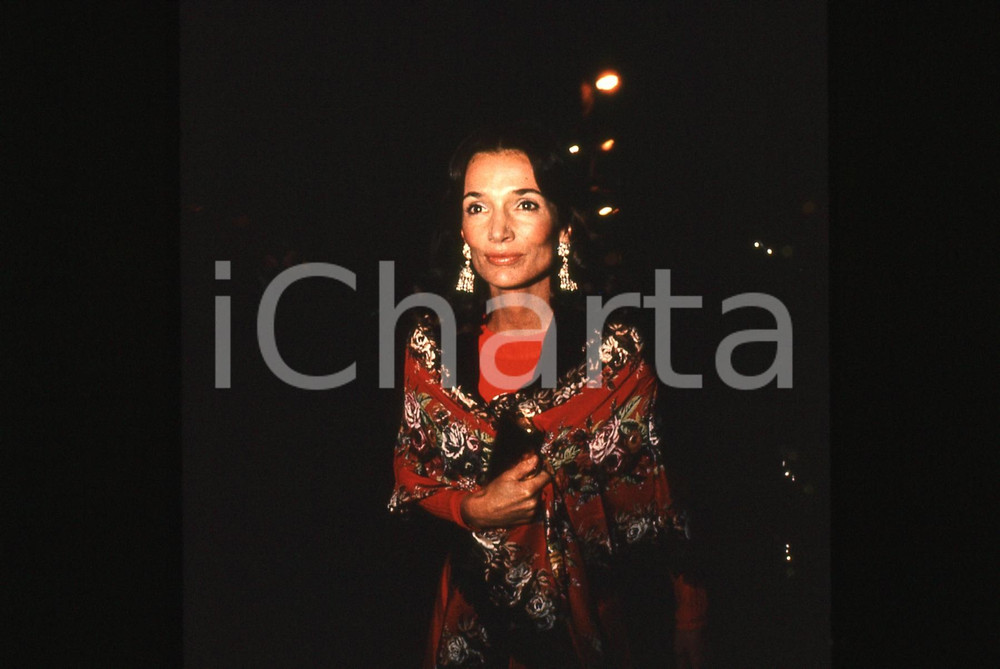 35mm vintage slide* 1970ca UNITED STATES Lee RADZIWILL a evento mondano Ritratto Diapositiva d'epoca, in formato 35 mm.   CONDIZIONI: GOODE' severamente vietata la riproduzione. Tutti i diritti sono riservati. ICharta mette in vendita, sul negozio eBay e in esclusiva sul sito "icharta" il proprio archivio composto da numerose diapositive e negativi fotografici d'epoca, tutti originali e autentici, che attraversano la storia del costume italiano tra gli la fine degli anni Sessanta e Novanta.Si tratta di uno sguardo inedito sull'attualit&agrave;, la politica, la vita quotidiana, il gossip e la cultura, che fotografa il cambiamento della nazione in quest'ultimo scorcio del XX secolo. Un'occasione unica per il mercato del collezionismo, che vede finalmente disponibile un archivio eccezionale per vastit&agrave;, tematiche e condizioni, in un settore (il negativo fotografico e la diapositiva) di assoluta novit&agrave; e dalle interessanti prospettive di investimento.  originale e autentica 1