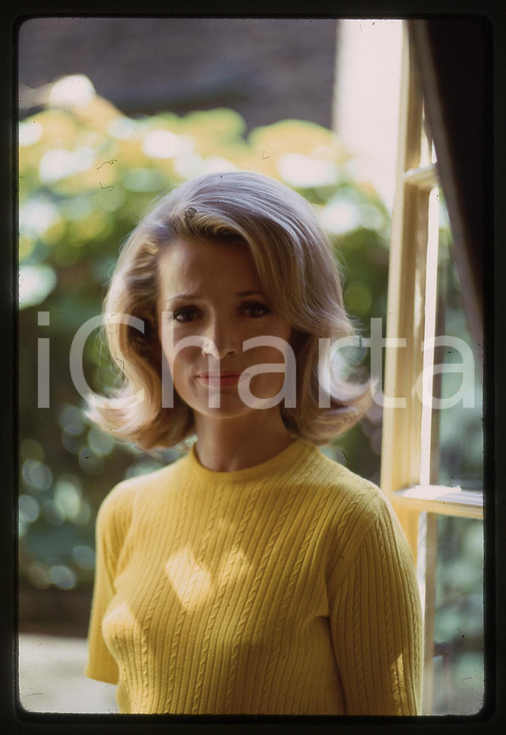 35mm vintage slide * 1970ca USA Lee RADZIWILL Ritratto della Principessa (1) Diapositiva d'epoca, in formato 35 mm.   CONDIZIONI: GOODE' severamente vietata la riproduzione. Tutti i diritti sono riservati. ICharta mette in vendita, sul negozio eBay e in esclusiva sul sito "icharta" il proprio archivio composto da numerose diapositive e negativi fotografici d'epoca, tutti originali e autentici, che attraversano la storia del costume italiano tra gli la fine degli anni Sessanta e Novanta.Si tratta di uno sguardo inedito sull'attualit&agrave;, la politica, la vita quotidiana, il gossip e la cultura, che fotografa il cambiamento della nazione in quest'ultimo scorcio del XX secolo. Un'occasione unica per il mercato del collezionismo, che vede finalmente disponibile un archivio eccezionale per vastit&agrave;, tematiche e condizioni, in un settore (il negativo fotografico e la diapositiva) di assoluta novit&agrave; e dalle interessanti prospettive di investimento.  originale e autentica 1