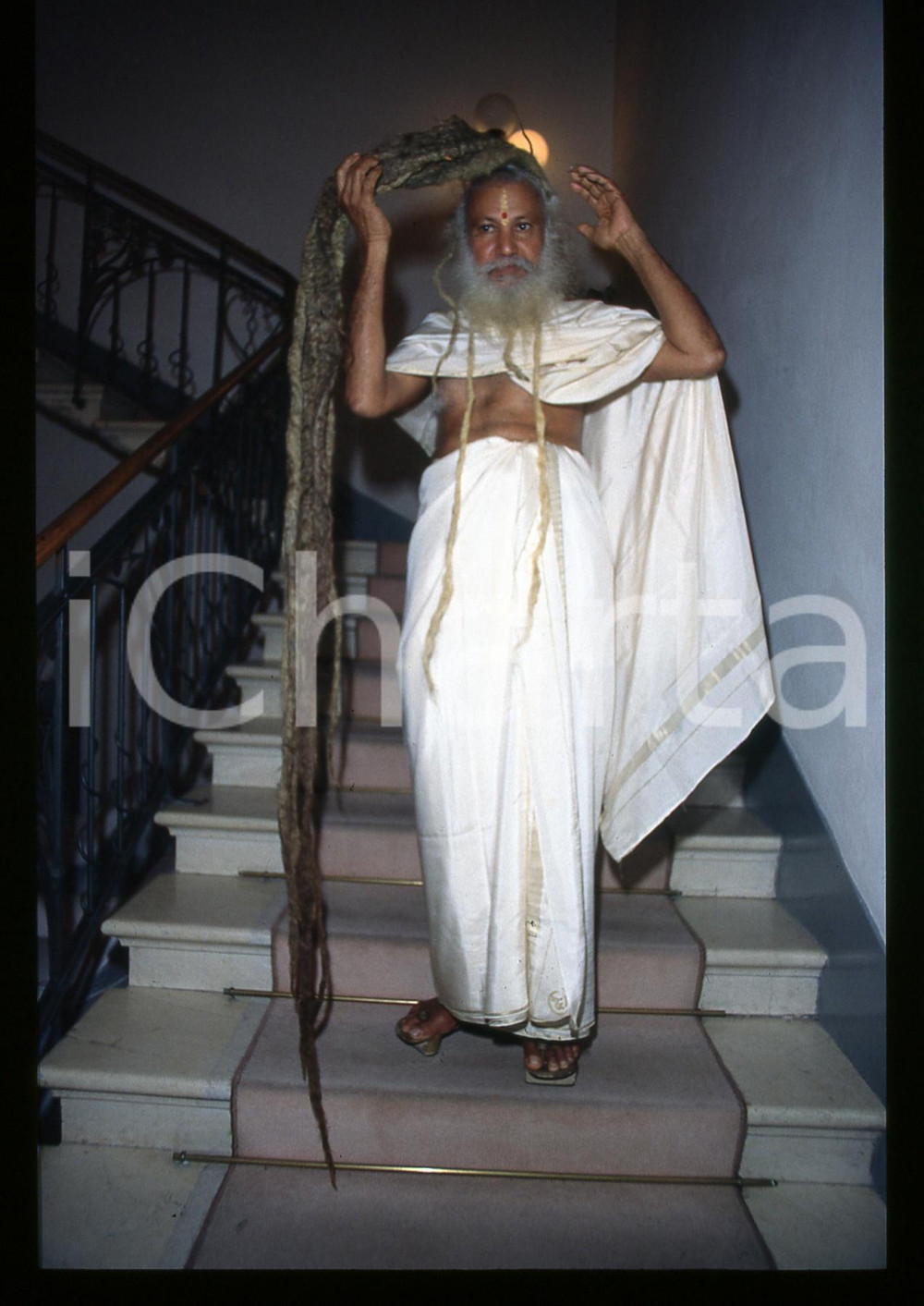 35mm vintage slide* 1990ca ITALIA Sr Sri Sri SATCHIDANANDA Maestro di Madras 1 Diapositiva d'epoca, in formato 35 mm.   CONDIZIONI: GOODE' severamente vietata la riproduzione. Tutti i diritti sono riservati. ICharta mette in vendita, sul negozio eBay e in esclusiva sul sito "icharta" il proprio archivio composto da numerose diapositive e negativi fotografici d'epoca, tutti originali e autentici, che attraversano la storia del costume italiano tra gli la fine degli anni Sessanta e Novanta.Si tratta di uno sguardo inedito sull'attualit&agrave;, la politica, la vita quotidiana, il gossip e la cultura, che fotografa il cambiamento della nazione in quest'ultimo scorcio del XX secolo. Un'occasione unica per il mercato del collezionismo, che vede finalmente disponibile un archivio eccezionale per vastit&agrave;, tematiche e condizioni, in un settore (il negativo fotografico e la diapositiva) di assoluta novit&agrave; e dalle interessanti prospettive di investimento.  originale e autentica 1