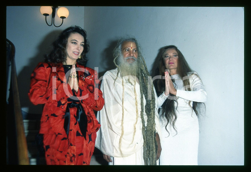 35mm vintage slide* 1990ca ITALIA Sr Sri Sri SATCHIDANANDA con astrologa "SIRIO" Nella fotografia sono presenti inoltre Maria Rosaria Omaggio e l'astrologa Sirio, nome d'arte di Angela Gueli Alletti.Diapositiva d'epoca, in formato 35 mm.   CONDIZIONI: GOODE' severamente vietata la riproduzione. Tutti i diritti sono riservati. ICharta mette in vendita, sul negozio eBay e in esclusiva sul sito "icharta" il proprio archivio composto da numerose diapositive e negativi fotografici d'epoca, tutti originali e autentici, che attraversano la storia del costume italiano tra gli la fine degli anni Sessanta e Novanta.Si tratta di uno sguardo inedito sull'attualit&agrave;, la politica, la vita quotidiana, il gossip e la cultura, che fotografa il cambiamento della nazione in quest'ultimo scorcio del XX secolo. Un'occasione unica per il mercato del collezionismo, che vede finalmente disponibile un archivio eccezionale per vastit&agrave;, tematiche e condizioni, in un settore (il negativo fotografico e la diapositiva) di assoluta novit&agrave; e dalle interessanti prospettive di investimento.  originale e autentica 1