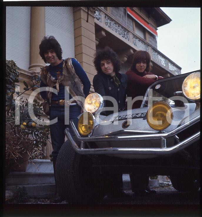 Fotografia d epoca originale 6X6cm NEGATIVO ORIGINALE  1970cITALIA FORMULA 3 MUSICA  gruppo  e dune buggy 1