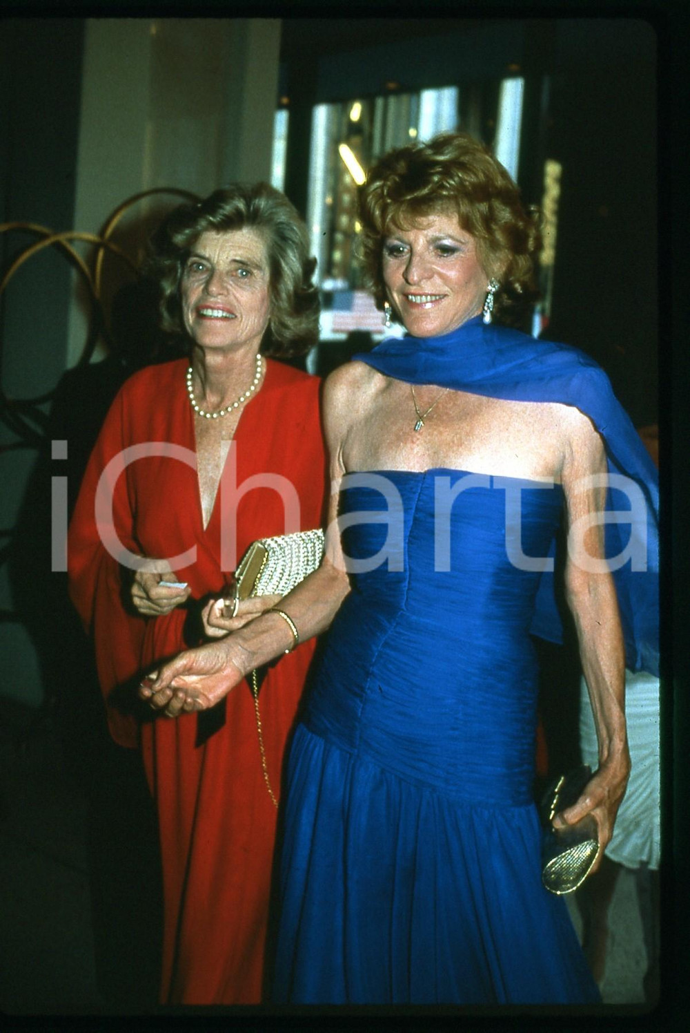 35mm vintage slide* 1986 UNITED STATES Eunice KENNEDY Patricia KENNEDY Ritratto Diapositiva d'epoca, in formato 35 mm.   CONDIZIONI: GOODE' severamente vietata la riproduzione. Tutti i diritti sono riservati. ICharta mette in vendita, sul negozio eBay e in esclusiva sul sito "icharta" il proprio archivio composto da numerose diapositive e negativi fotografici d'epoca, tutti originali e autentici, che attraversano la storia del costume italiano tra gli la fine degli anni Sessanta e Novanta.Si tratta di uno sguardo inedito sull'attualit&agrave;, la politica, la vita quotidiana, il gossip e la cultura, che fotografa il cambiamento della nazione in quest'ultimo scorcio del XX secolo. Un'occasione unica per il mercato del collezionismo, che vede finalmente disponibile un archivio eccezionale per vastit&agrave;, tematiche e condizioni, in un settore (il negativo fotografico e la diapositiva) di assoluta novit&agrave; e dalle interessanti prospettive di investimento.  originale e autentica 1