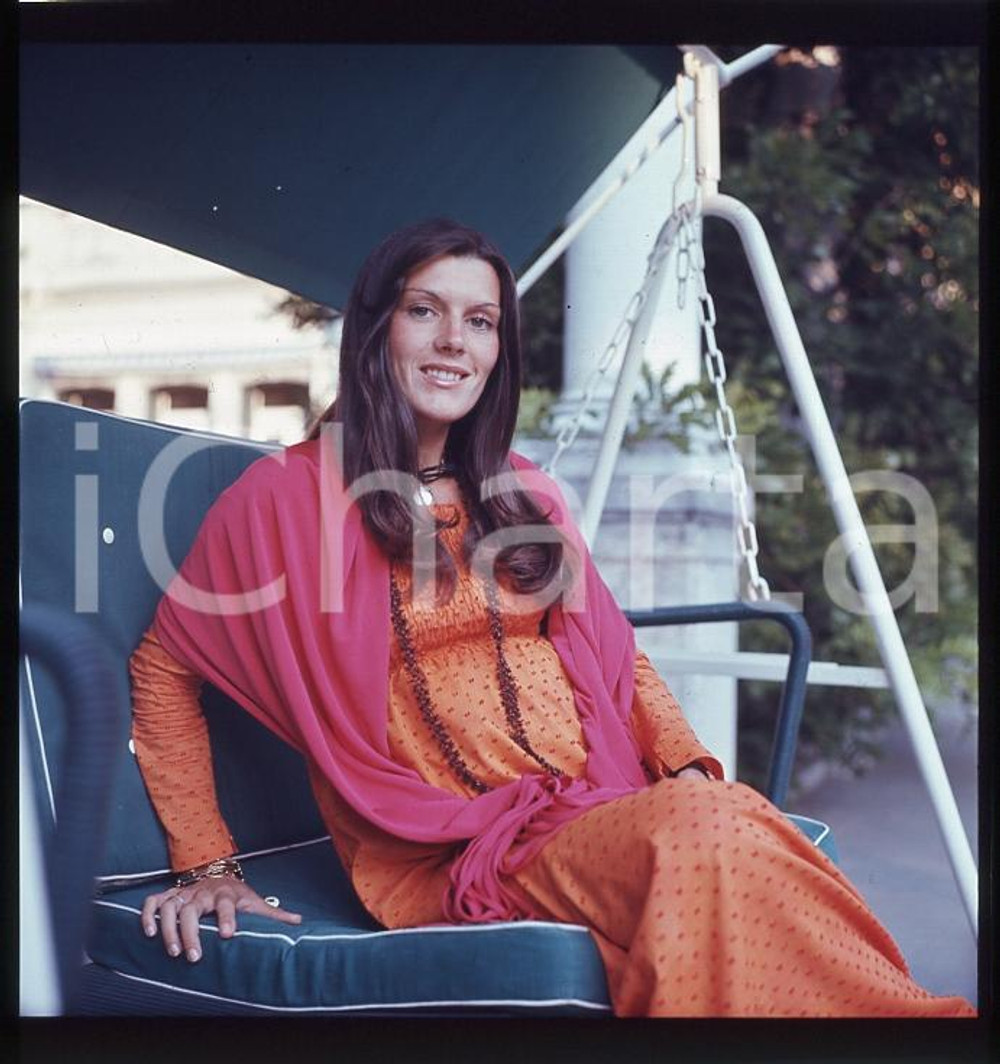 6X6cm NEGATIVO ORIGINALE * 1970ca ITALIA Caterina CASELLI Ritratto su dondolo 3