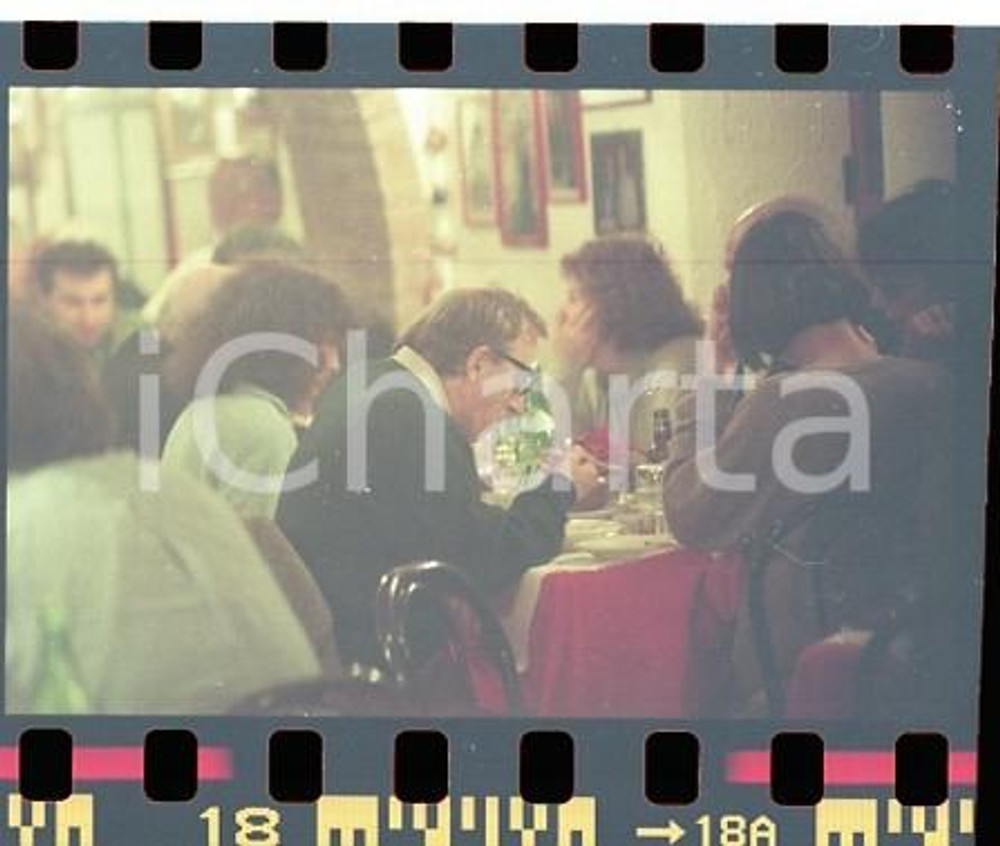 1996 ROMA RISTORANTE LA BOTTE Woody ALLEN con Soon YI (3) NEGATIVO ORIGINALE Nella fotografia è al ristorante La Botte. Negativo originale a colori, in formato 35mm CONDIZIONI: FAIR E' SEVERAMENTE VIETATA LA RIPRODUZIONE.TUTTI I DIRITTI SONO RISERVATI.ICharta mette in vendita, sul negozio eBay e in esclusiva sul sito "icharta" il proprio archivio composto da numerose diapositive e negativi fotografici d'epoca, tutti originali e autentici, che attraversano la storia del costume italiano tra gli la fine degli anni Sessanta e Novanta.Si tratta di uno sguardo inedito sull'attualità, la politica, la vita quotidiana, il gossip e la cultura, che fotografa il cambiamento della nazione in quest'ultimo scorcio del XX secolo. Un'occasione unica per il mercato del collezionismo, che vede finalmente disponibile un archivio eccezionale per vastità, tematiche e condizioni, in un settore (il negativo fotografico e la diapositiva) di assoluta novità e dalle interessanti prospettive di investimento. FAIR/discreto   originale e autentica 1